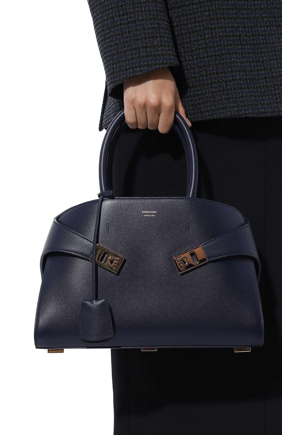 Сумка hug medium FERRAGAMO темно-синего цвета по цене 343000 руб., арт. 215608/766, фото 2 Сумка hug medium FERRAGAMO, арт. 215608/766, фото 2