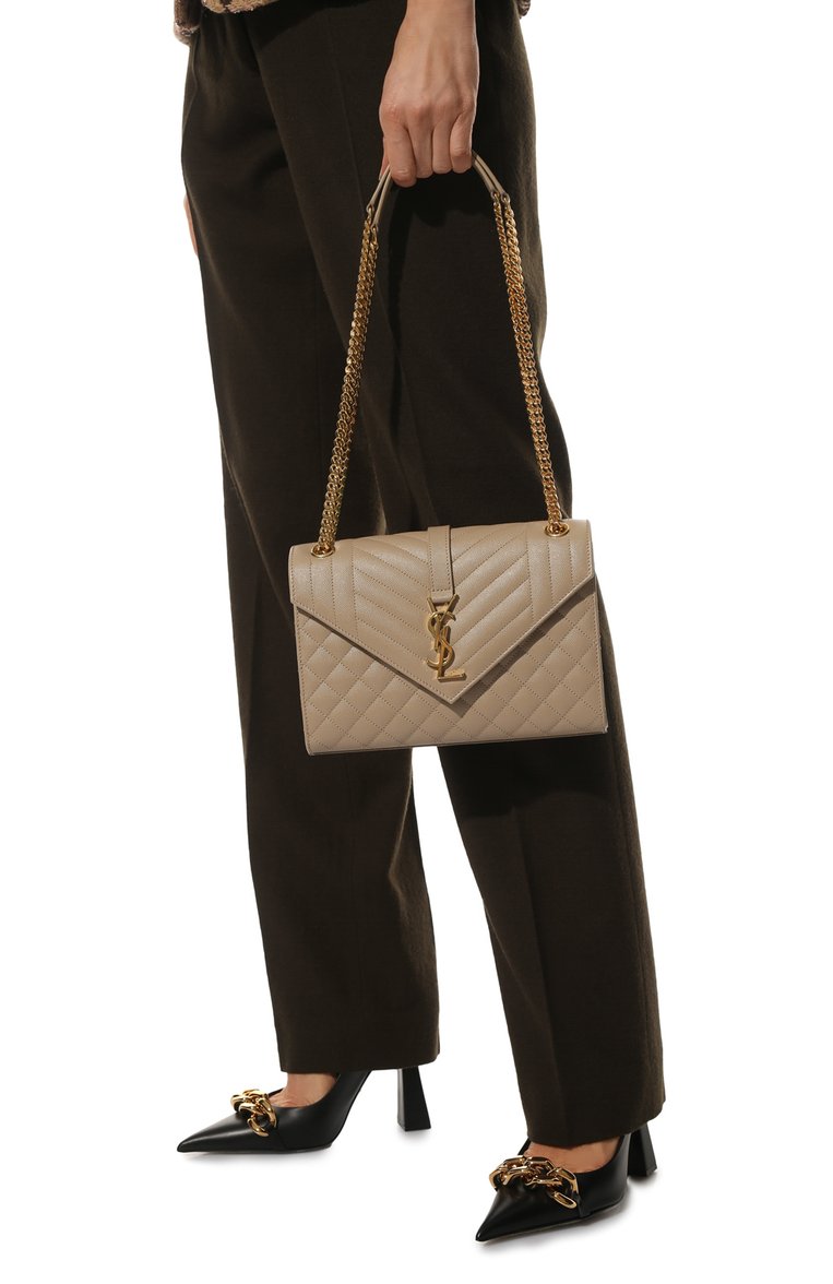Женская сумка monogram envelope medium SAINT LAURENT светло-бежевого цвета, арт. 600185/B0W91 | Фото 2 (Материал: Натуральная кожа; Ремень/цепочка: На ремешке; Размер: medium; Сумки-технические: Сумки через плечо)