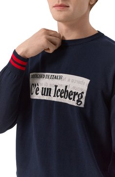 Мужской хлопковый джемпер ICEBERG темно-синего цвета, арт. A013/7604 | Фото 5 (Материал сплава: Проставлено; Длина (для топов): Стандартные; Драгоценные камни: Проставлено; Рукава: Длинные; Принт: С принтом; Вырез: Круглый; Мужское Кросс-КТ: Джемперы; Стили: Кэжуэл; Материал внешний: Хлопок)
