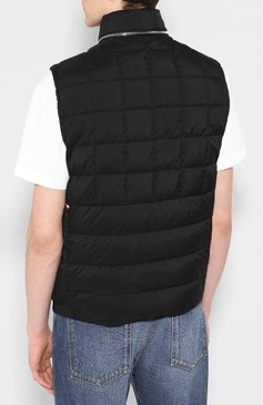 Мужской пуховый жилет thar MONCLER черного цвета, арт. F1-091-1A523-00-C0506 | Фото 4 (Длина (верхняя одежда): Короткие; Материал подклада: Синтетический материал; Материал внешний: Синтетический материал; Материал утеплителя: Пух и перо; Мужское Кросс-КТ: Верхняя одежда, жилеты-тонкие; Кросс-КТ: Пуховик, Куртка; Стили: Спорт-шик; Драгоценные камни: Проставлено; Материал сплава: Проставлено)