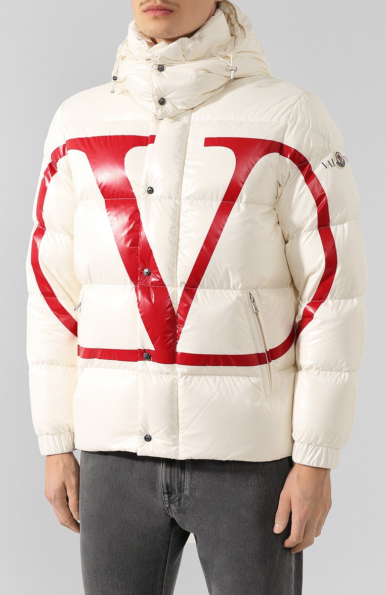 Мужская пуховик valentino x moncler vlogo VALENTINO белого цвета, арт. SV3CN00A5AG | Фото 3 (Мужское Кросс-КТ: Пуховик-верхняя одежда, Верхняя одежда, пуховик-короткий; Длина (верхняя одежда): Короткие; Материал внешний: Синтетический материал; Материал подклада: Синтетический материал; Рукава: Длинные; Кросс-КТ: Пуховик, Куртка; Материал утеплителя: Пух и перо; Статус проверки: Проверена категория; Драгоценные камни: Проставлено; Материал сплава: Проставлено; Стили: Кэжуэл)