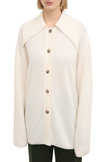 Кардиган NANUSHKA кремового цвета по цене 38150 руб., арт. DARLA_CREME_SUSTAINABLE CASHMERE KNIT, фото 3 Кардиган NANUSHKA, арт. DARLA_CREME_SUSTAINABLE CASHMERE KNIT, фото 3