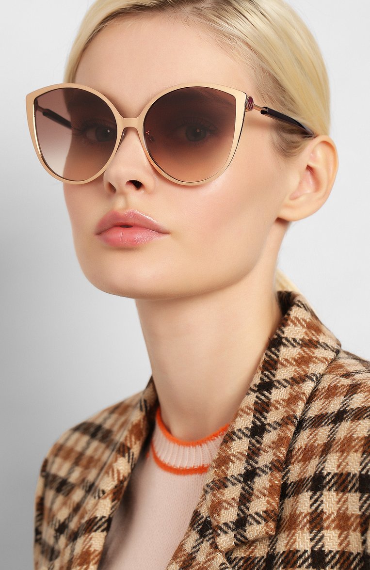 Женские солнцезащитные очки FENDI кремового цвета, арт. 0395/F DDB | Фото 2 (Статус проверки: Проверена категория; Тип очков: С/з; Региональные ограничения белый список (Axapta Mercury): RU, Не проставлено; Нос: Не проставлено; Материал: Пластик, Металл; Очки форма: Бабочка; Оптика Гендер: оптика-женское)