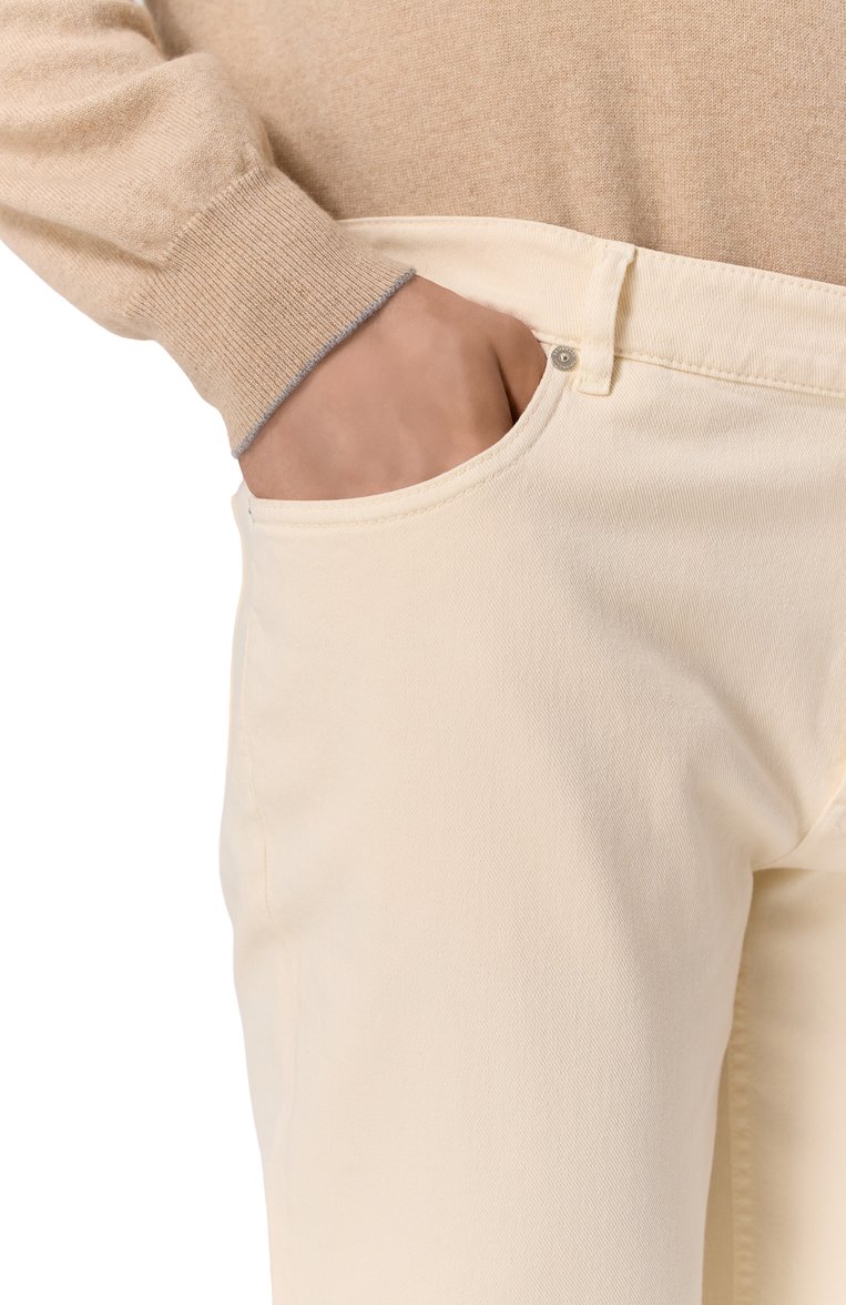 Мужские джинсы traditional fit BRUNELLO CUCINELLI светло-бежевого цвета, арт. M277PB3210 | Фото 5 (Длина (брюки, джинсы): Стандартные; Кросс-КТ: Деним; Силуэт М (брюки): Прямые; Материал внешний: Деним, Хлопок; Стили: Повседневный; Авто�матизация ТО: Проставлено; Автоматизация состава: Проставлено; Детали: Без декора; Размерность: Идёт в размер)