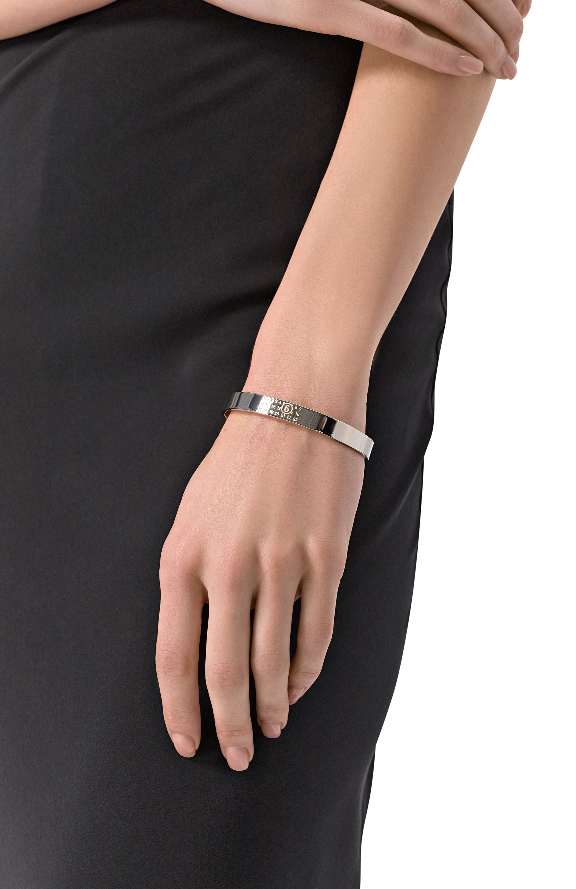 Браслет MM6 серебряного цвета по цене 29150 руб., арт. SM6UY0061 P6469/PALLADIUM, фото 3 Браслет MM6, арт. SM6UY0061 P6469/PALLADIUM, фото 3