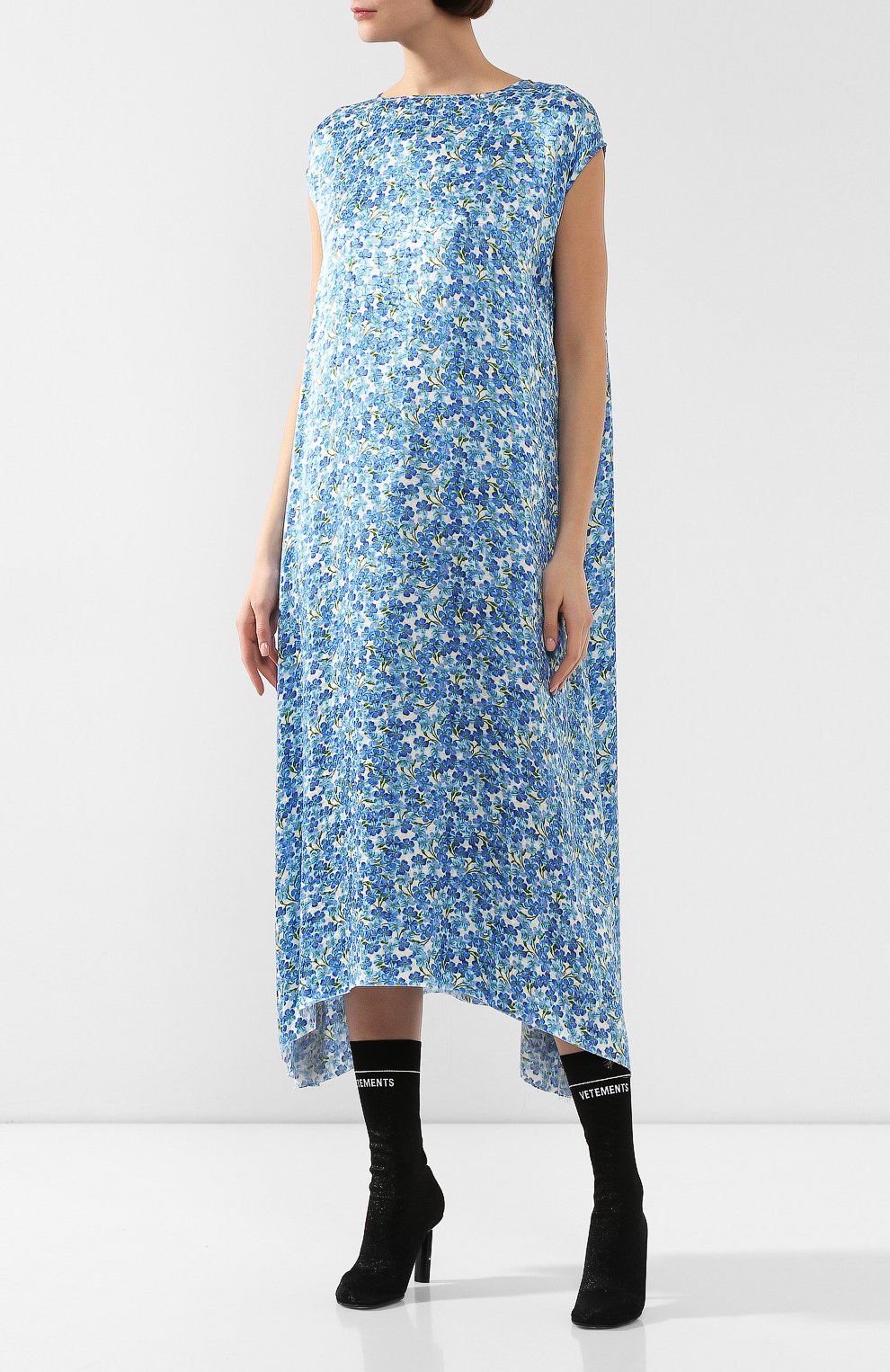 Атласное платье VETEMENTS голубого цвета по цене 68100 руб., арт. SS20DR291 2605/W/BLUE/WHITE FL0WERS, фото 3 Атласное платье VETEMENTS, арт. SS20DR291 2605/W/BLUE/WHITE FL0WERS, фото 3