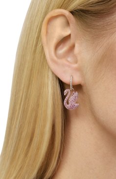 Женские серьги swan SWAROVSKI розового цвета, арт. 5647544 | Фото 2 (Региональные ограничения белый список (Axapta Mercury): Не проставлено; Нос: Не проставлено; Материал: Металл, Кристаллы)
