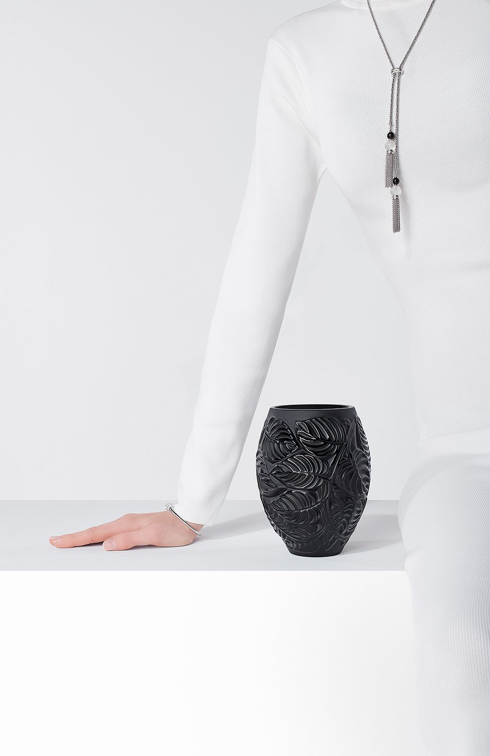 Ваза feuilles LALIQUE черного цвета по цене 119500 руб., арт. 10745700, фото 2 Ваза feuilles LALIQUE, арт. 10745700, фото 2