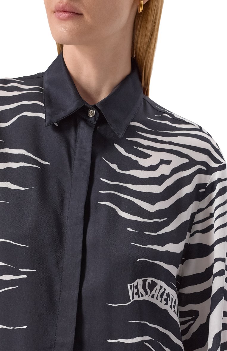 Женская блузка из вискозы VERSACE JEANS COUTURE черно-белого цвета, арт. 78HAL2P2/NS635 | Фото 5 (Материал внешний: Вискоза; Длина (для топов): Удлиненные; Рукава: Длинные; Автоматизация состава: Проставлено; Автоматизация ТО: Проставлено; Кросс-КТ: костюм; Принт: С принтом; Женское Кросс-КТ: Блуза-одежда; Стили: Гламурный, Кэжуэл)