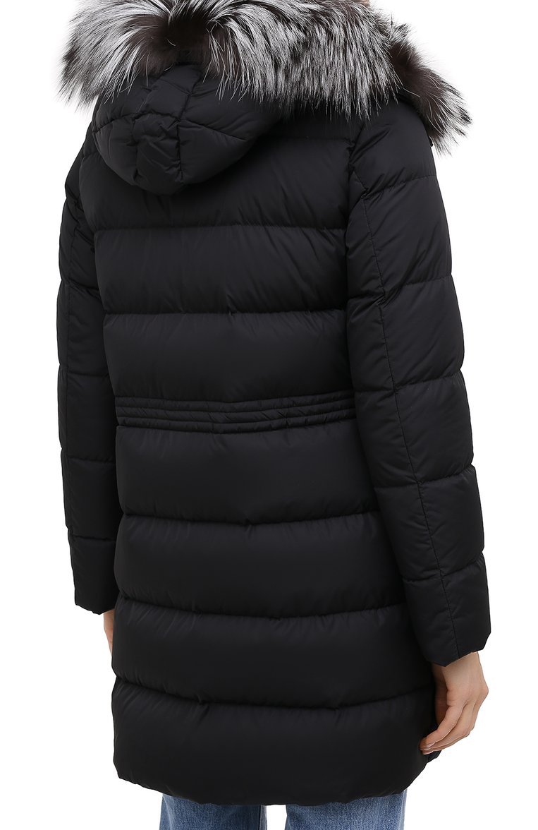 Женский пуховик MONCLER черного цвета, арт. F2-093-1B510-02-C0059 | Фото 5 (Рукава: Длинные; Материал подклада: Синтетический материал; Материал внешний: Синтетический материал; Стили: Кэжуэл; Кросс-КТ: Пуховик; Длина (верхняя одежда): До середины бедра; Материал утеплителя: Пух и перо; Материал сплава: Проставлено; Драгоценные камни: Проставлено)