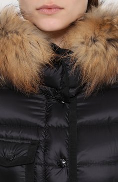 Женский приталенный стеганый пуховик с меховой отделкой капюшона MONCLER черного цвета, арт. B2-093-49900-15-53048 | Фото 5 (Материал внешний: Пух и перо, Синтетический материал; Рукава: Длинные; Длина (верхняя одежда): До середины бедра; Материал подклада: Синтетический материал; Кросс-КТ: Пуховик; Материал сплава: Проставлен�о; Драгоценные камни: Проставлено)