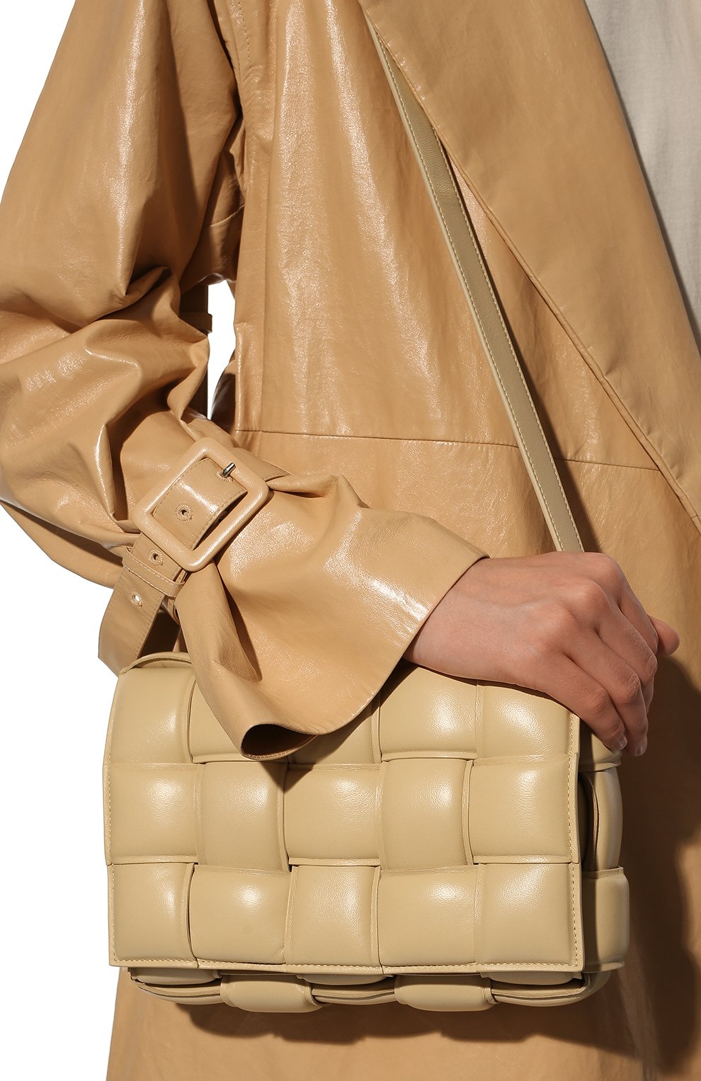 Сумка padded cassette BOTTEGA VENETA бежевого цвета по цене 523000 руб., арт. 591970/VCQR1, фото 2 Сумка padded cassette BOTTEGA VENETA, арт. 591970/VCQR1, фото 2