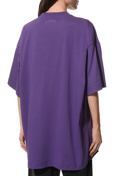 Хлопковая футболка VETEMENTS фиолетового цвета по цене 41300 руб., арт. UA53TR480U, фото 4 Хлопковая футболка VETEMENTS, арт. UA53TR480U, фото 4