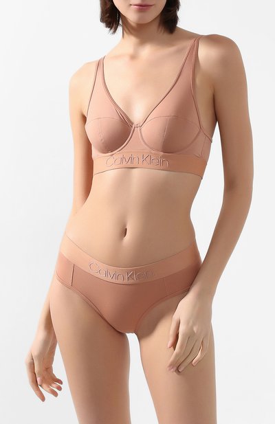 Бюстгальтер с мягкой чашкой CALVIN KLEIN бежевого цвета по цене 5810 руб., арт. QF4947E, фото 2 Бюстгальтер с мягкой чашкой CALVIN KLEIN, арт. QF4947E, фото 2