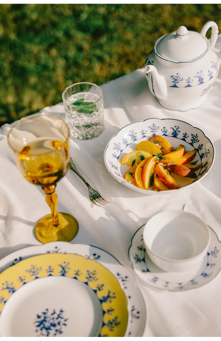 Тарелка суповая chateaubriand BERNARDAUD синего цвета, арт. 2595/26 | Фото 2 (Нос: Не проставлено; Региональные ограничения белый список (Axapta Mercury): Не проставлено; Коллекция: Chateaubriand; Интерьер Кросс-КТ: Обеденная посуда; Ограничения доставки: fragile-2)