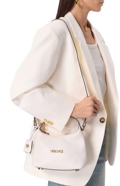 Женская сумка versace tag VERSACE белого цв�ета, арт. 1018302/1A13171 | Фото 2 (Материал: Натуральная кожа; Размер: small; Материал сплава: Проставлено; Ремень/цепочка: На ремешке; Драгоценные камни: Проставлено)