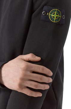Мужской хлопковый свитшот STONE ISLAND черного цвета, арт. 811561241 | Фото 6 (Длина (для топов): Стандартные; Материал сплава: Проставлено; Рукава: Длинные; Драгоценные камни: Проставлено; Мужское Кросс-КТ: с�витшот-одежда; Принт: Без принта; Стили: Спорт-шик; Материал внешний: Хлопок)