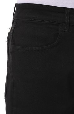 Мужские джинсы GIVENCHY черного цвета, арт. BM50ST510A | Фото 5 (Драгоценные камни: Проставлено; Длина (брюки, джинсы): Стандартные; Материал сплава: Проставлено; Материал внешний: Деним, Хлопок; Силуэт М (брюки): Прямые; Кросс-КТ: Деним; Стили: Классический)