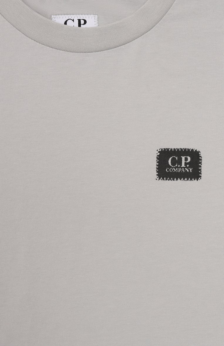 Детская хлопковая футболка C.P. COMPANY светло-серого цвета, арт. ERM007/LAA17 | Фото 3 (Материал внешний: Хлопок; Рукава: Короткие; Мальчики Кросс-КТ: Футболка-одежда, Футболка-спорт; Ростовка одежда: 3 года | 98 см)