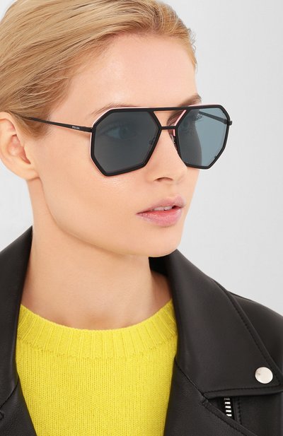 Солнцезащитные очки PRADA черного цвета по цене 23200 руб., арт. 62XS-1B004B, фото 2 Солнцезащитные очки PRADA, арт. 62XS-1B004B, фото 2