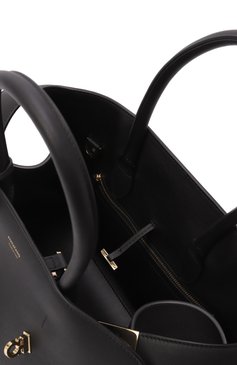Женская сумка hug small FERRAGAMO черного цвета, арт. 215608/766761 | Фото 5 (Материал: Натуральная кожа; Ремень/цепочка: На ремешке; Размер: small)
