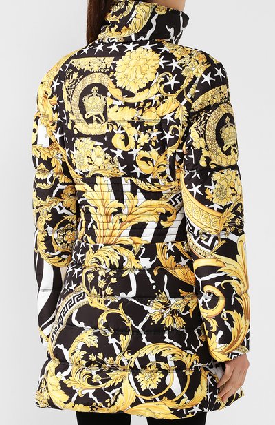 Пуховик с принтом VERSACE разноцветного цвета по цене 329500 руб., арт. A83360/A231034, фото 4 Пуховик с принтом VERSACE, арт. A83360/A231034, фото 4