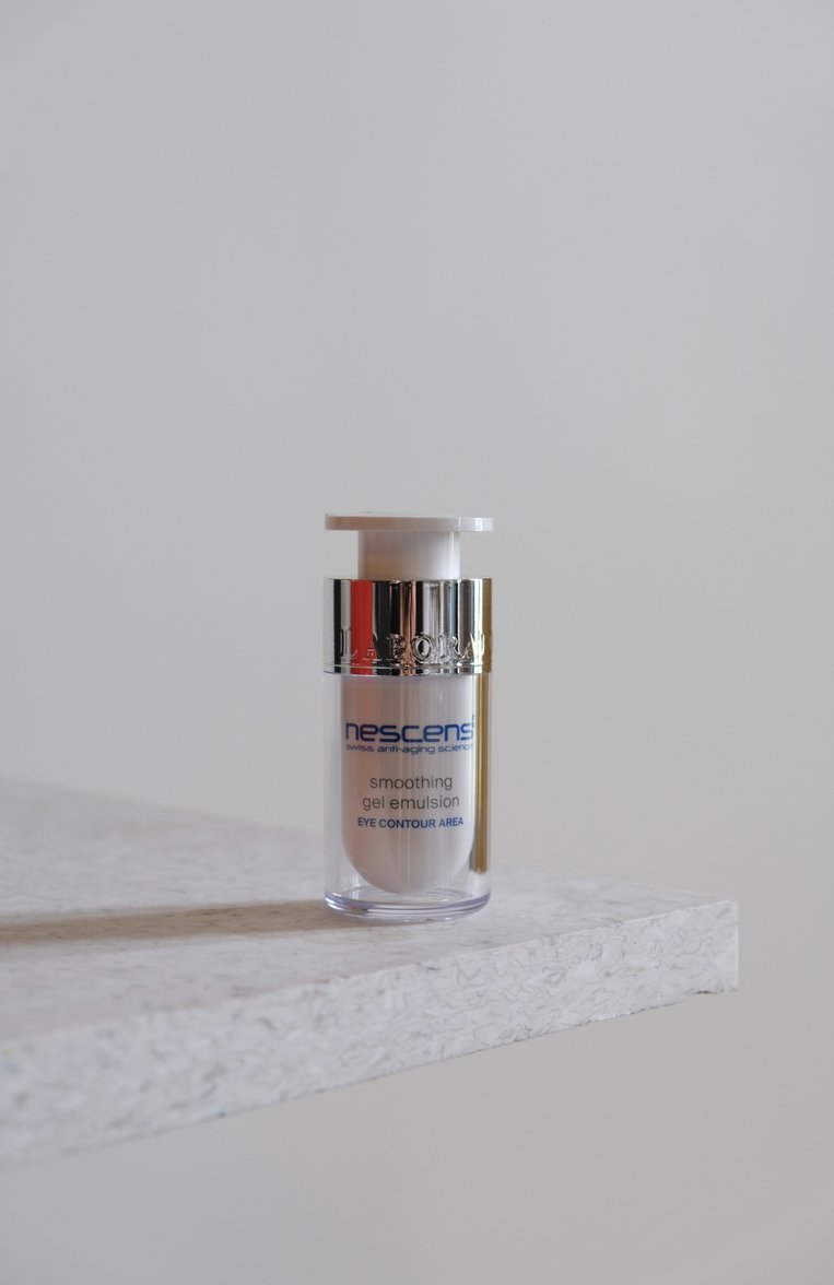 Разглаживающая гель-эмульсия для контура глаз (15ml) NESCENS бесцветного цвета, арт. 7640147190498 | Фото 3 (Тип продукта: Эмульсии; Косметика кросс-кт: Антивозрастной уход; Назначение: Для лица; Региональные ограничения белый список (Axapta Mercury): Не проставлено; Нос: Не проставлено)