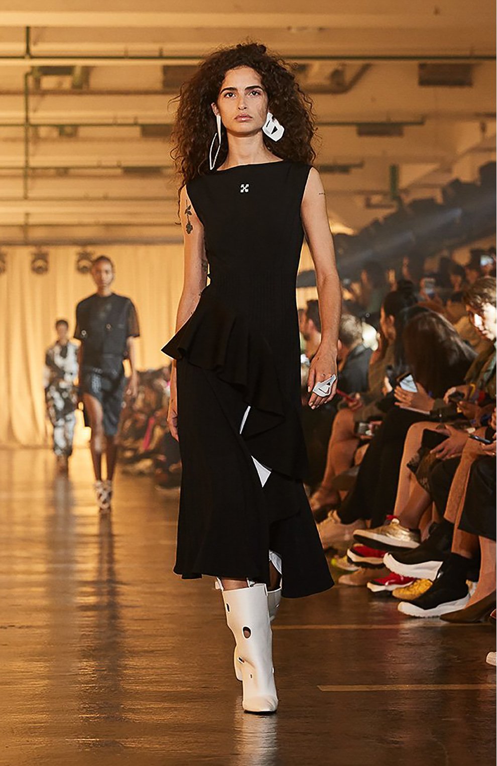 Платье OFF-WHITE черного цвета по цене 222500 руб., арт. 0WHI026S20KNI0011000, фото 6 Платье OFF-WHITE, арт. 0WHI026S20KNI0011000, фото 6
