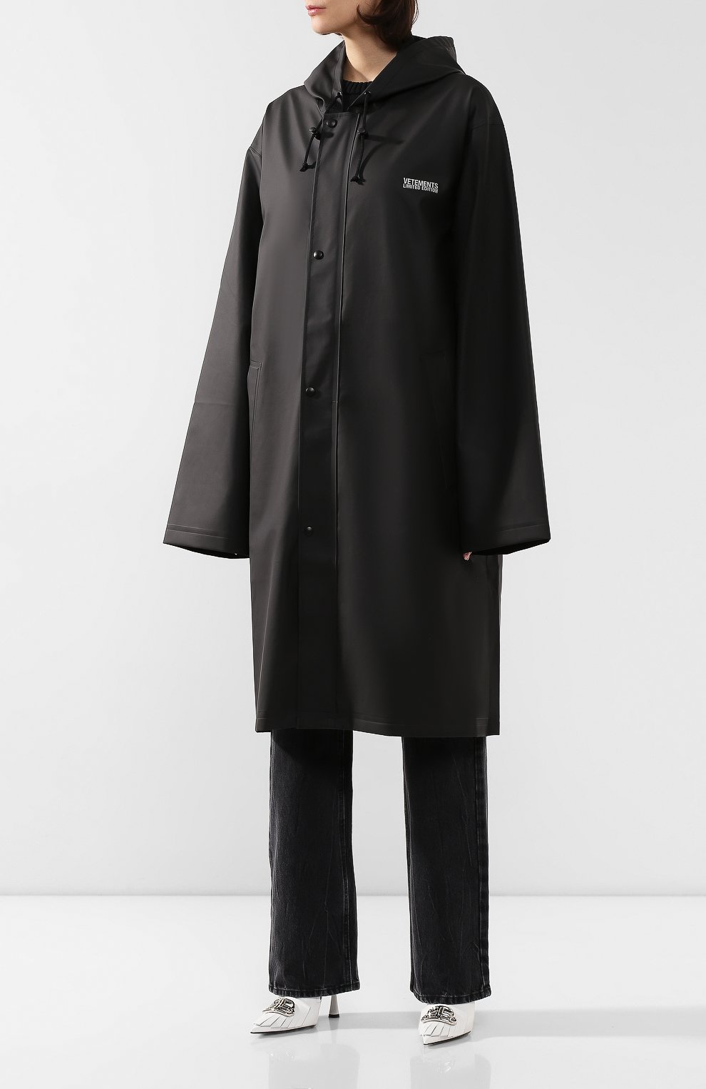 Плащ star wars x vetements VETEMENTS черного цвета по цене 89950 руб., арт. USW21JA026 1300/W, фото 3 Плащ star wars x vetements VETEMENTS, арт. USW21JA026 1300/W, фото 3