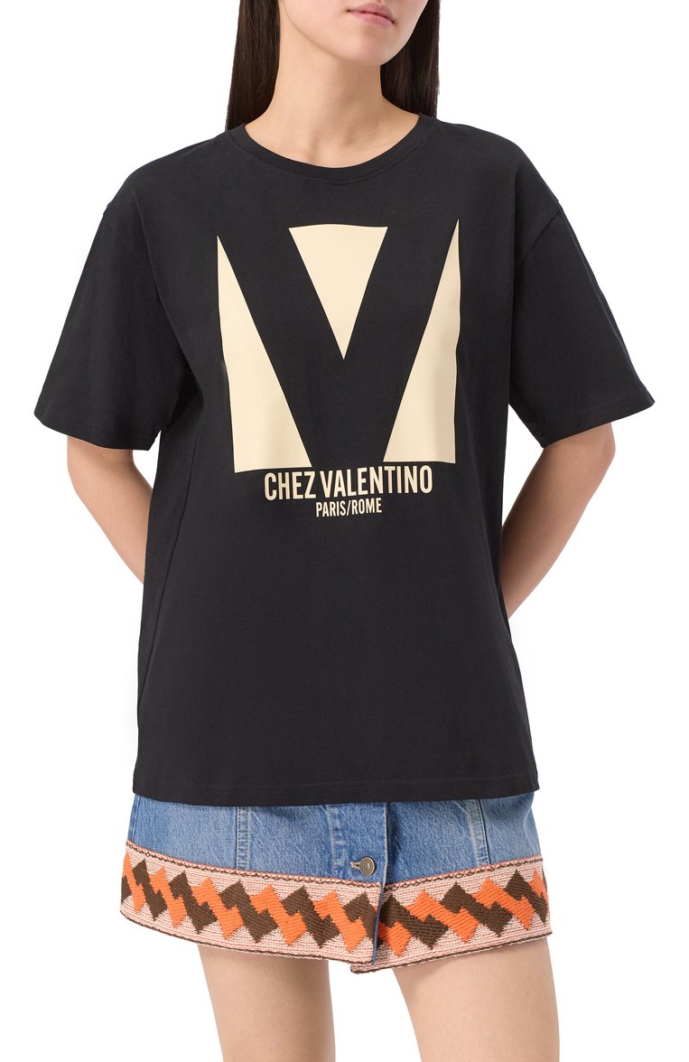 Женская хлопковая футболка VALENTINO черного цвета, арт. 6B3MG24H95W | Фото 3 (Рукава: Короткие; Материал внешний: Хлопок; Длина (для топов): Стандартные; Женское Кросс-КТ: Футболка-одежда; Принт: С принтом; Стили: Кэжуэл; Автоматизация состава: Проставлено; Автоматизация ТО: Проставлено)