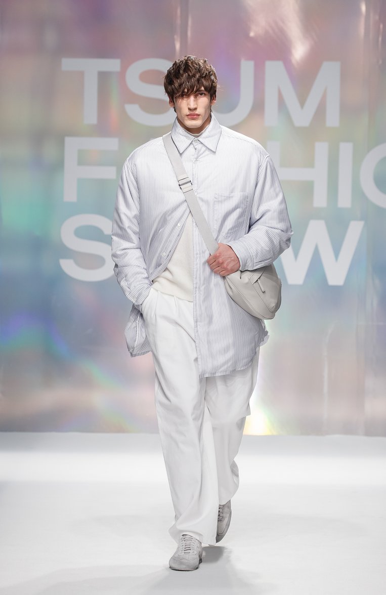 Мужские джинсы MOSCHINO белого цвета, арт. A0333/0227 | Фото 7 (Материал внешний: Хлопок, Деним; Длина (брюки, джинсы): Стандартные; Кросс-КТ: Деним; Силуэт М (брюки): Широкие; Стили: Кэжуэл, Повседневный; Автоматизация ТО: Проставлено; Автоматизация состава: Проставлено; Детали: Однотонный)