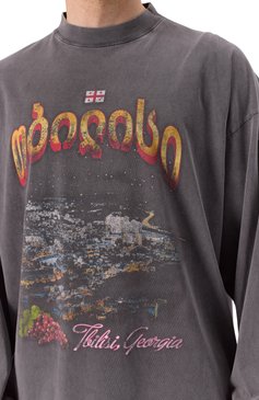 Мужская хлопковый лонгслив BALENCIAGA темно-серого цвета, арт. 819022/TRVQ7 | Фото 5 (Драгоценные камни: Проставлено; Материал сплава: Проставлено; Длина (для топов): Удлиненные; Рукава: Длинные; Материал внешний: Хлопок; Принт: С принтом; Стили: Гранж; Кросс-КТ: Джерси; Мужское Кросс-КТ: Футболка-одежда)