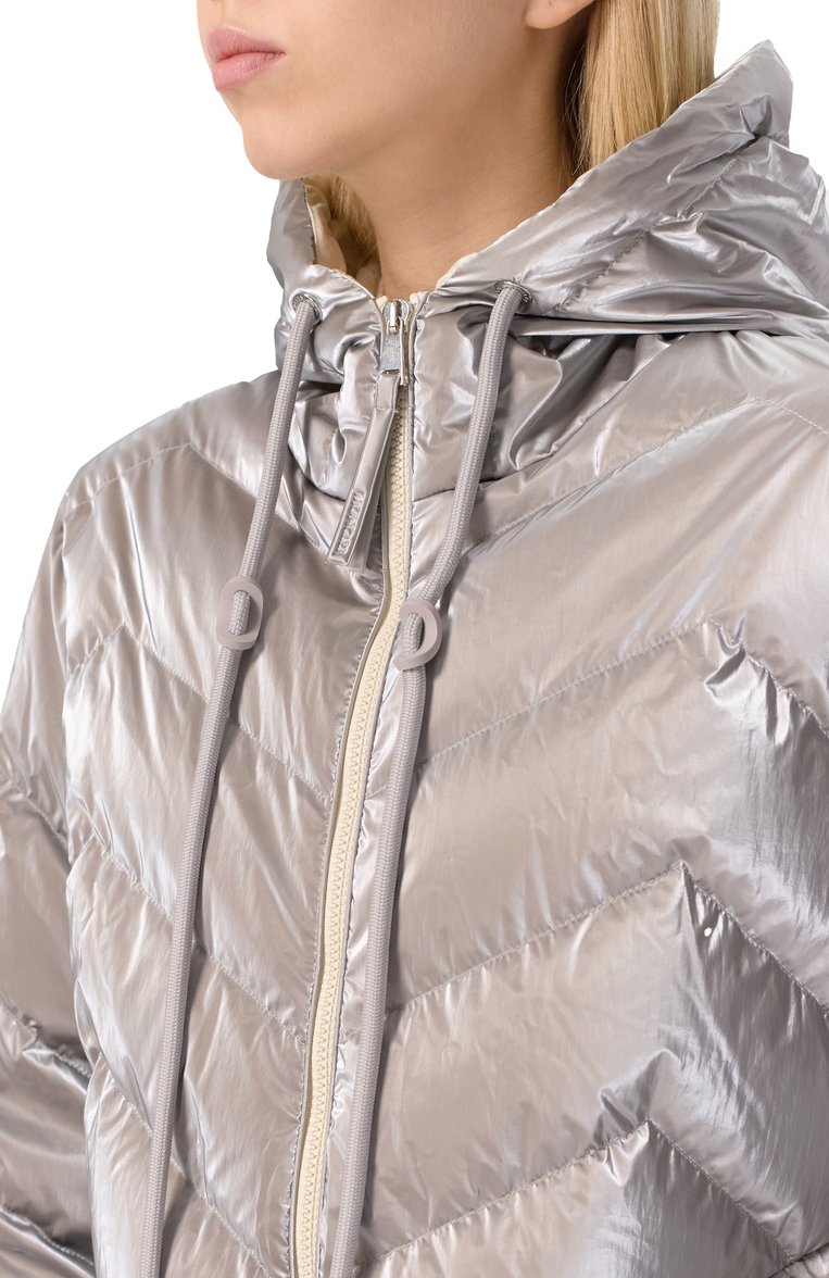 Женский пуховик MONCLER серебряного цвета, арт. 1A00047/53A3H | Фото 5 (Рукава: Длинные; Длина (верхняя одежда): Короткие; Материал подклада: Синтетический материал; Материал внешний: Синте�тический материал; Материал утеплителя: Пух и перо; Кросс-КТ: Пуховик; Стили: Кэжуэл)