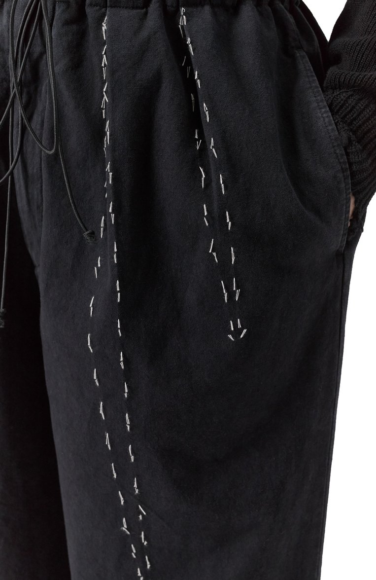 Мужские брюки из хлопка и льна MAISON MARGIELA черного цвета, арт. S50KA0664/M35295 | Фото 5 (Автоматизация состава: Проставлено; Материал внешний: Хлопок; Длина (брюки, джинсы): Стандартные; Автоматизация ТО: Проставлено; Стили: Кэжуэл; Случай: Повседневный)