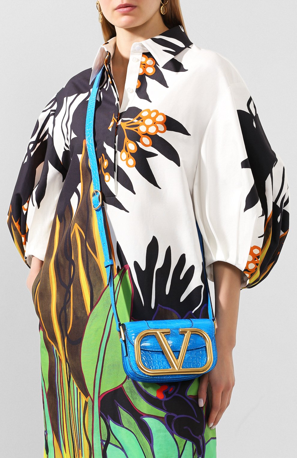 Сумка supervee из кожи аллигатора VALENTINO голубого цвета по цене 1890000 руб., арт. TW0B0G45/WAI/AMIS, фото 2 Сумка supervee из кожи аллигатора VALENTINO, арт. TW0B0G45/WAI/AMIS, фото 2