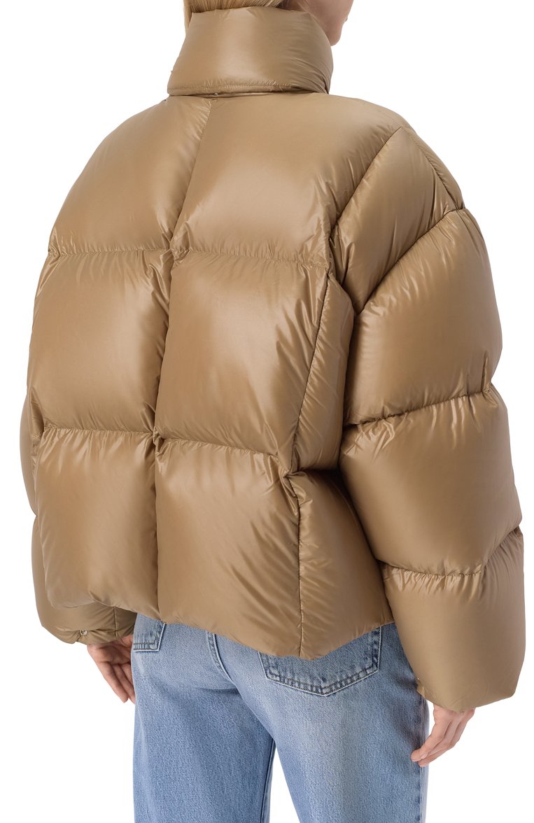 Женский пуховик JIL SANDER бежевого цвета, арт. J40AF0161-J70007 | Фото 4 (Материал подклада: Синтетический материал; Материал утеплителя: Пух и перо; Рукава: Длинные; Длина (верхняя одежда): Короткие; Кросс-КТ: Пуховик; Стили: Минимализм; Материал внешний: Синтетический материал)