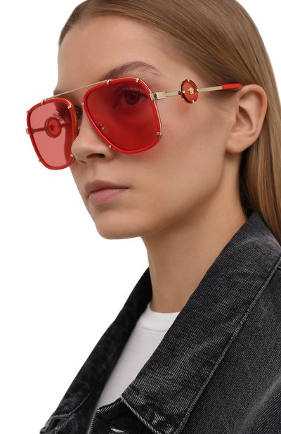 Солнцезащитные очки VERSACE красного цвета по цене 33400 руб., арт. 2233-1472C8, фото 2 Солнцезащитные очки VERSACE, арт. 2233-1472C8, фото 2