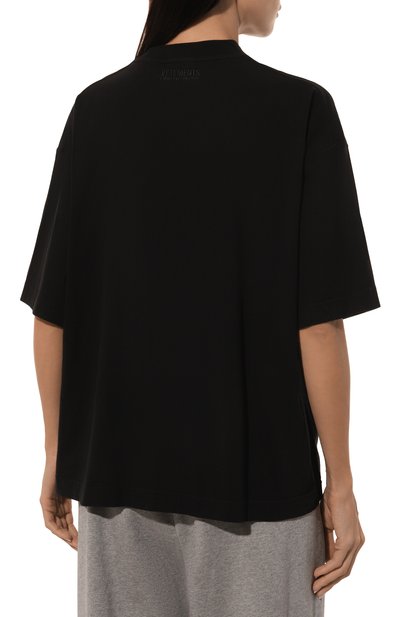 Хлопковая футболка VETEMENTS черного цвета по цене 61550 руб., арт. UA66TR725B, фото 4 Хлопковая футболка VETEMENTS, арт. UA66TR725B, фото 4