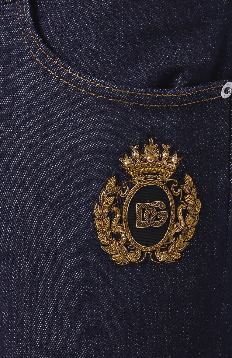 Мужские джинсы DOLCE & GABBANA темно-синего цвета, арт. GY07CZ/G8ME9 | Фото 6 (Драгоценные камни: Проставлено; Материал сплава: Проставлено; Длина (брюки, джинсы): Стандартные; Силуэт М (брюки): Прямые; Материал внешний: Деним, Хлопок; Кросс-КТ: Деним; Стили: Повседневный; Детали: Нашивки)