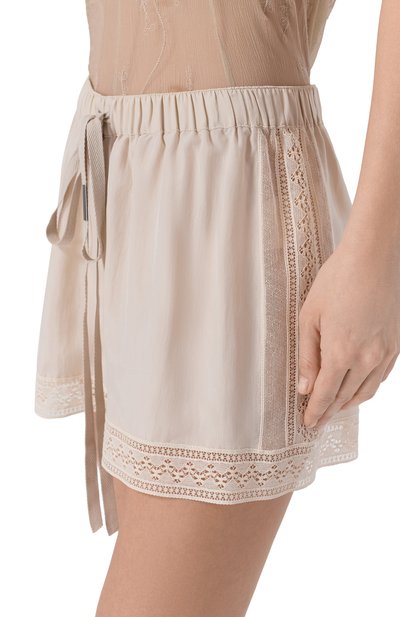 Шелковые шорты ANN DEMEULEMEESTER бежевого цвета по цене 78750 руб., арт. B0013990/FA731, фото 5 Шелковые шорты ANN DEMEULEMEESTER, арт. B0013990/FA731, фото 5