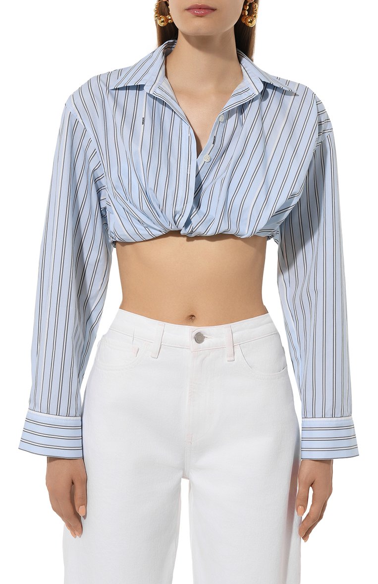 Женская хлопковая рубашка JACQUEMUS голубого цвета, арт. 24E/233SH042 | Фото 3 (Материал внешний: Хлопок; Длина (для топов): Укороченные; Рукава: Длинные; Принт: С принтом, Полоска; Стили: Кэжуэл; Женское Кросс-КТ: Рубашка-одежда)