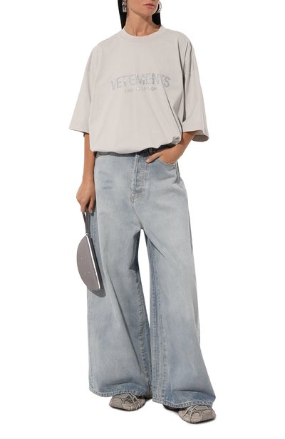 Хлопковая футболка VETEMENTS светло-серого цвета по цене 74350 руб., арт. UA65TR250M, фото 2 Хлопковая футболка VETEMENTS, арт. UA65TR250M, фото 2