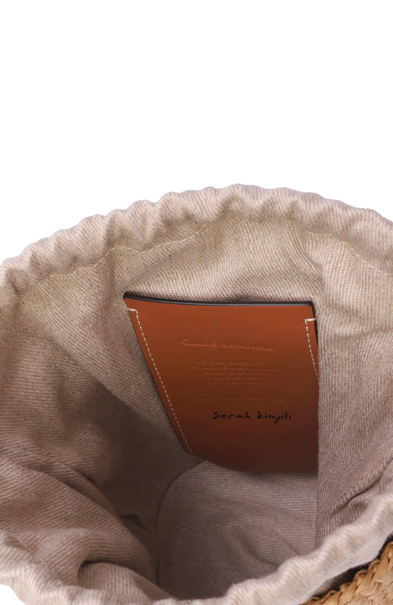 Сумка chloé x mifuko woody small CHLOÉ бежевого цвета по цене 92950 руб., арт. CHC23AS381L18, фото 5 Сумка chloé x mifuko woody small CHLOÉ, арт. CHC23AS381L18, фото 5
