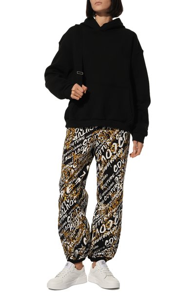 Хлопковые джоггеры VERSACE JEANS COUTURE черно-белого цвета по цене 44650 руб., арт. 73HAA320-73DP320 FELPA GARZATA PR./FS048, фото 2 Хлопковые джоггеры VERSACE JEANS COUTURE, арт. 73HAA320-73DP320 FELPA GARZATA PR./FS048, фото 2