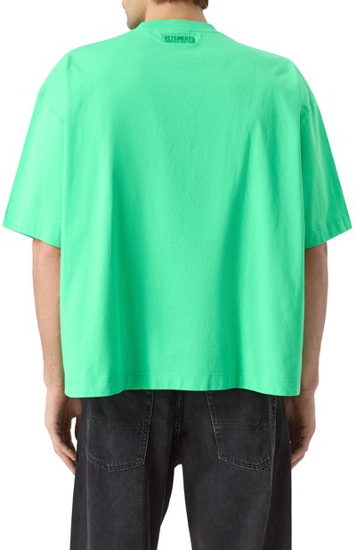 Хлопковая футболка VETEMENTS салатового цвета по цене 57800 руб., арт. UA66TR600E, фото 4 Хлопковая футболка VETEMENTS, арт. UA66TR600E, фото 4