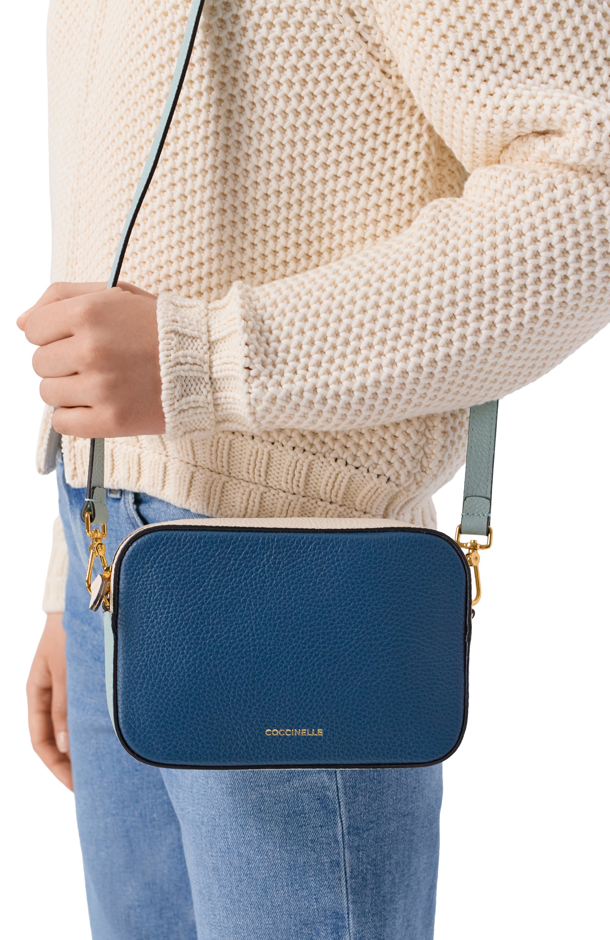 Сумка tebe tricolor COCCINELLE синего цвета по цене 20800 руб., арт. E5RWF55I101, фото 2 Сумка tebe tricolor COCCINELLE, арт. E5RWF55I101, фото 2