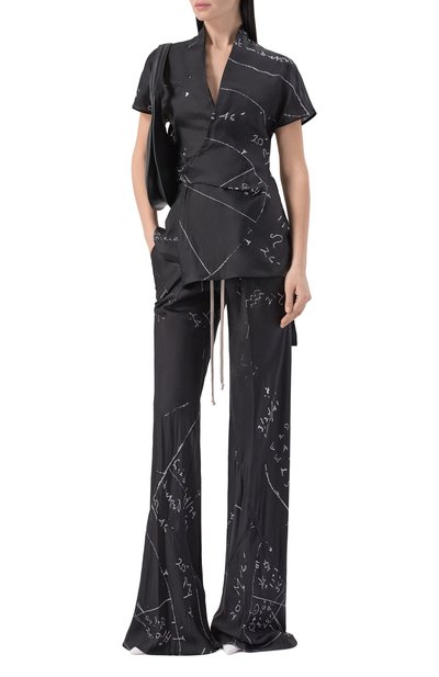 Брюки RICK OWENS черно-белого цвета по цене 92650 руб., арт. RP01F6304/KP1, фото 2 Брюки RICK OWENS, арт. RP01F6304/KP1, фото 2