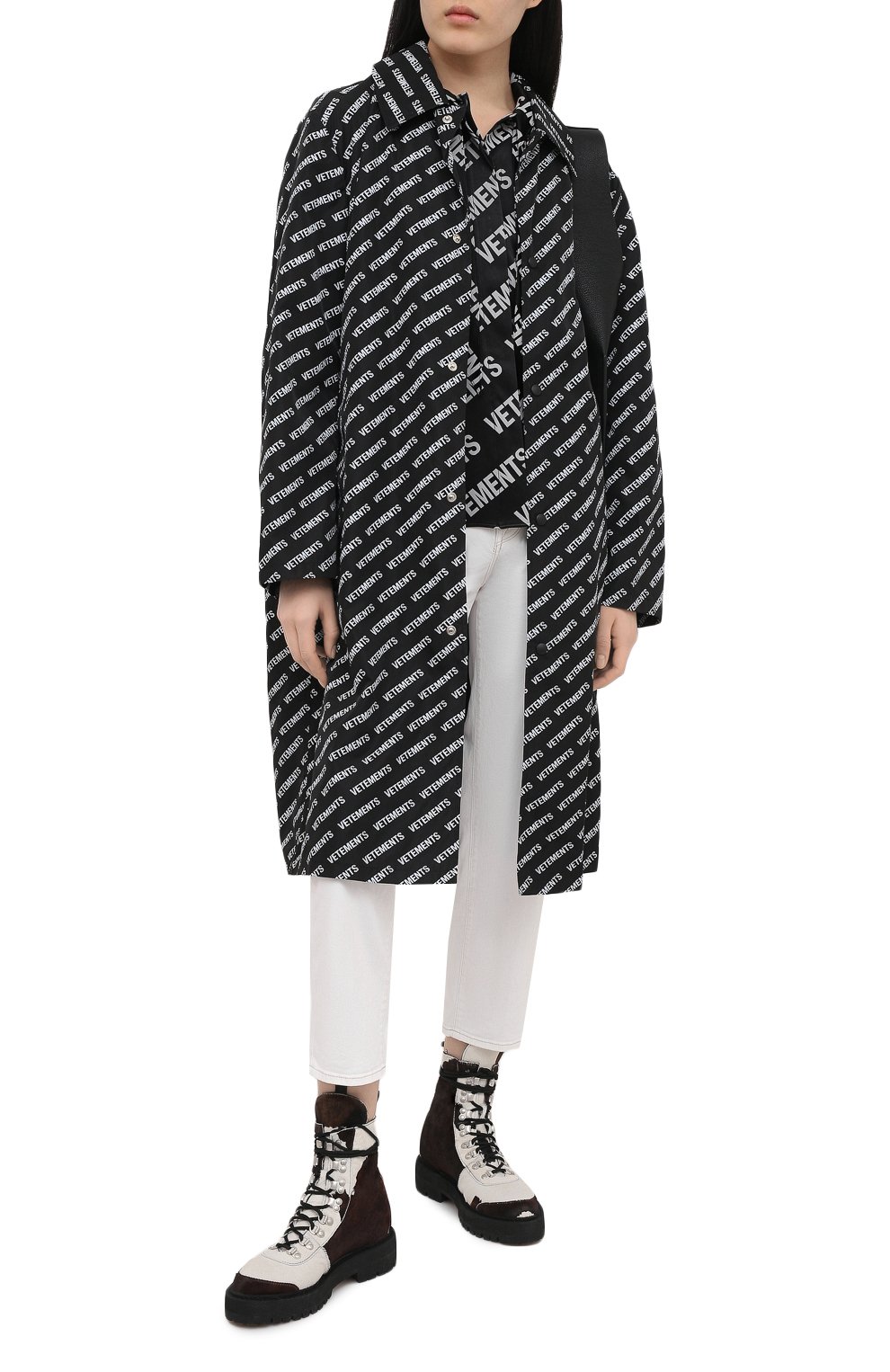 Плащ VETEMENTS черного цвета по цене 119500 руб., арт. UE51C0200B 2603/W, фото 2 Плащ VETEMENTS, арт. UE51C0200B 2603/W, фото 2