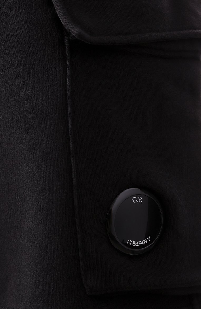 Мужские хлопковые шорты C.P. COMPANY черного цвета, арт. 18CMSB101A110044G | Фото 6 (Длина Шорты М: Ниже колена; Материал сплава: Проставлено; Драгоценные камни: Проставлено; Случай: Повседневный; Стили: Кэжуэл; Принт: Без принта; Материал внешний: Хлопок)