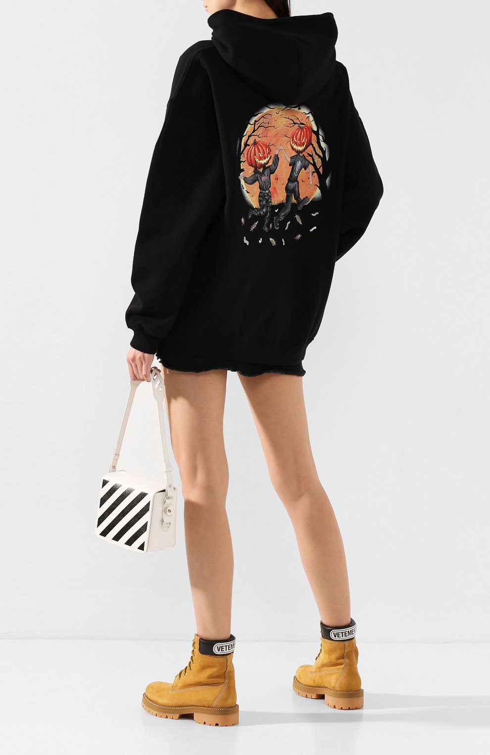 Хлопковая толстовка VETEMENTS черного цвета по цене 69300 руб., арт. UAH20TR737/W, фото 2 Хлопковая толстовка VETEMENTS, арт. UAH20TR737/W, фото 2